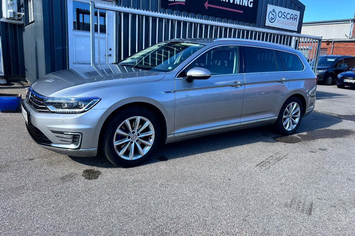 Beige VW Passat fra 2017