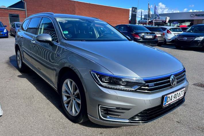 Beige VW Passat fra 2017
