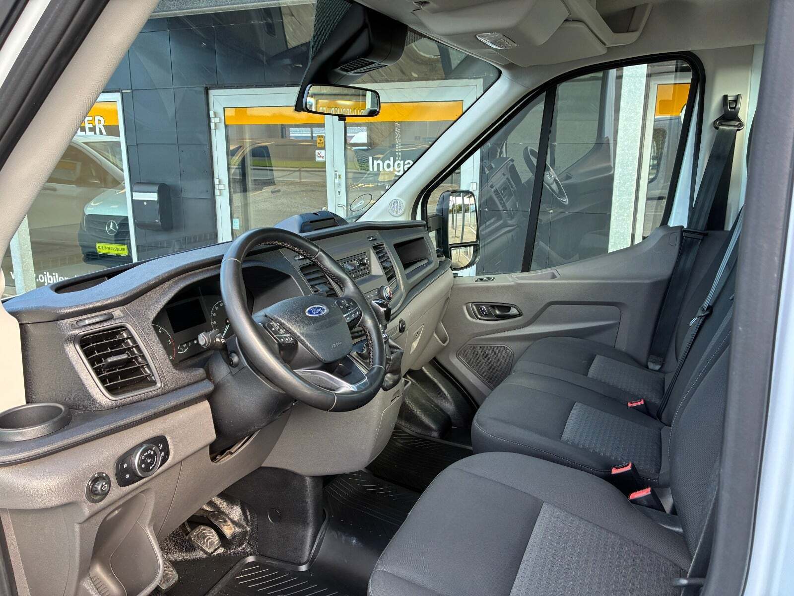 Hvid Ford Transit 350 L2 Chassis fra 2023 set indefra