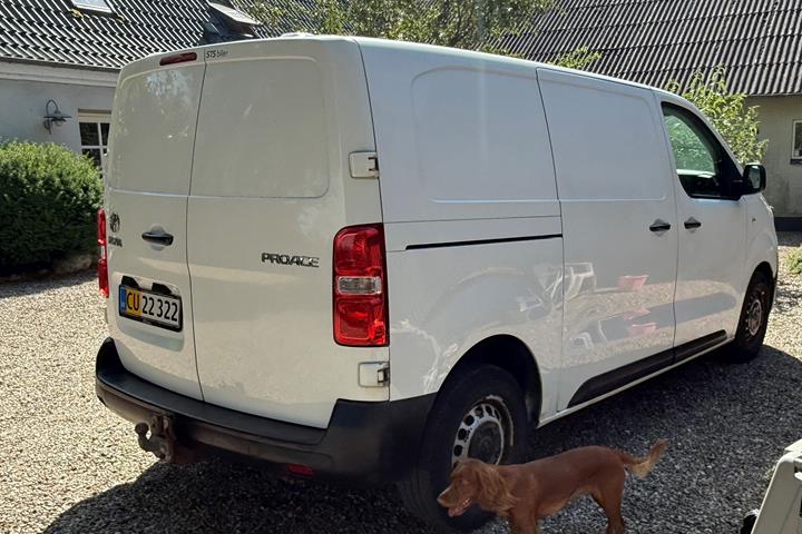 Hvid Toyota ProAce fra 2016