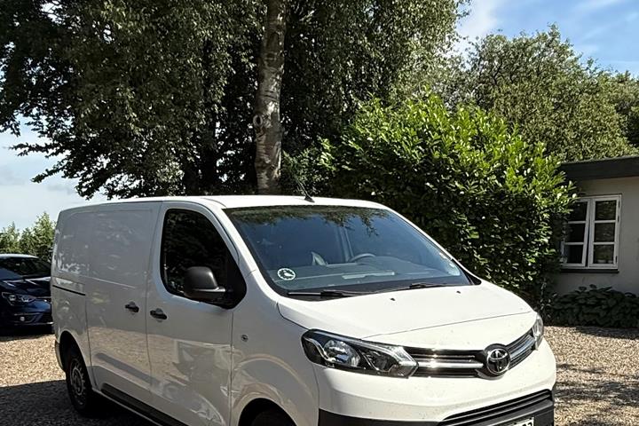 Hvid Toyota ProAce fra 2016