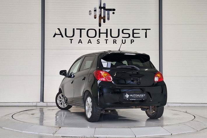 Sort Mitsubishi Space Star fra 2015