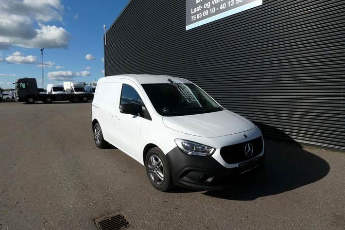 Hvid Mercedes Citan 108 fra 2023 set udefra