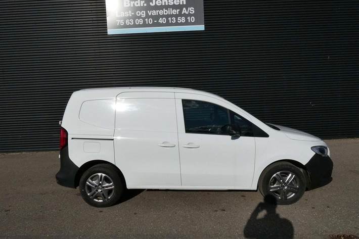 Hvid Mercedes Citan 108 fra 2023 set udefra