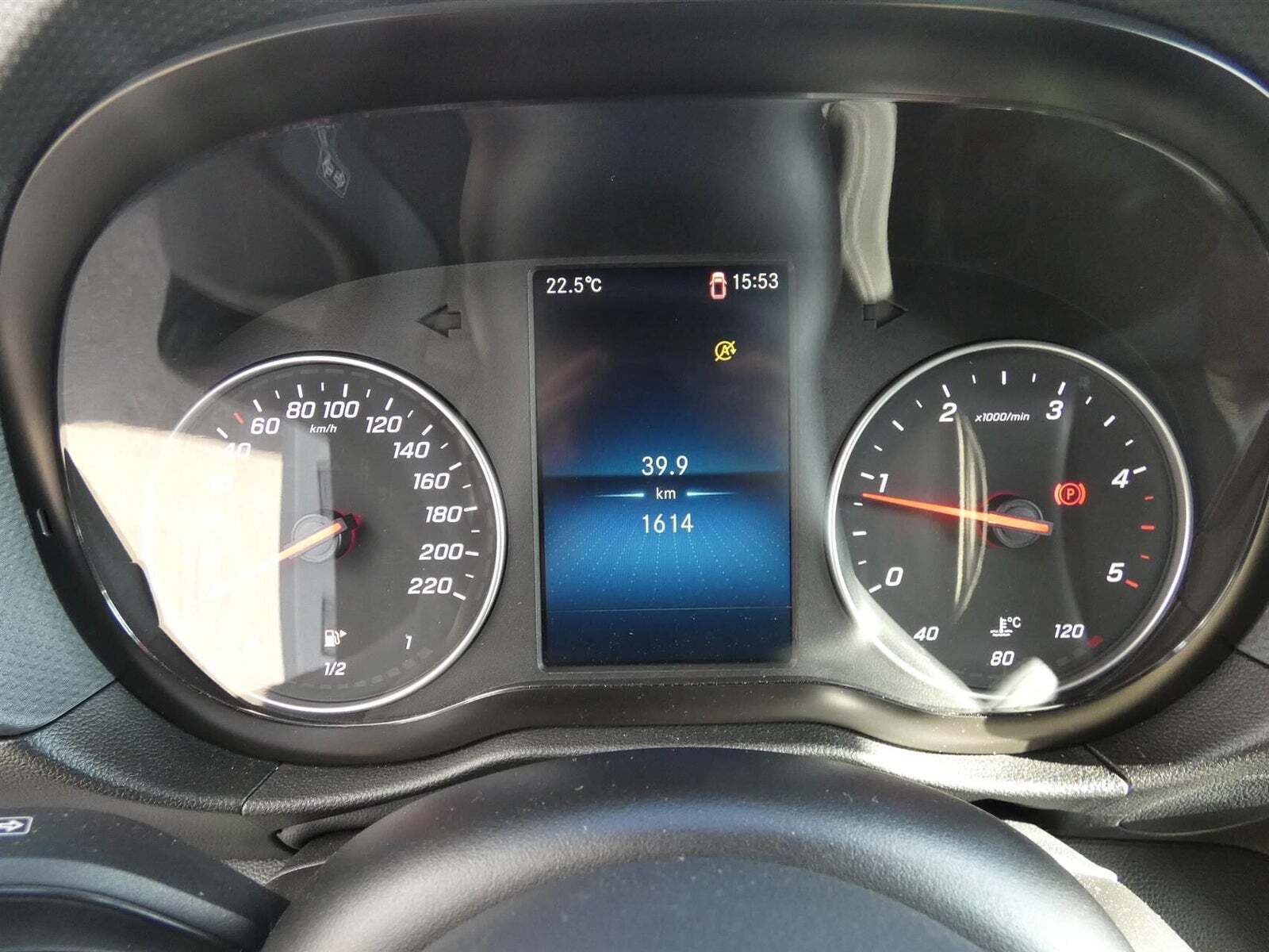 Hvid Mercedes Citan 108 fra 2023 set indefra