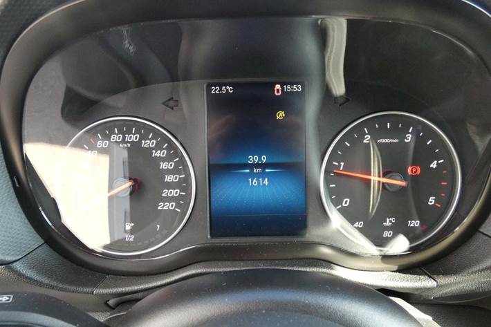 Hvid Mercedes Citan 108 fra 2023 set indefra