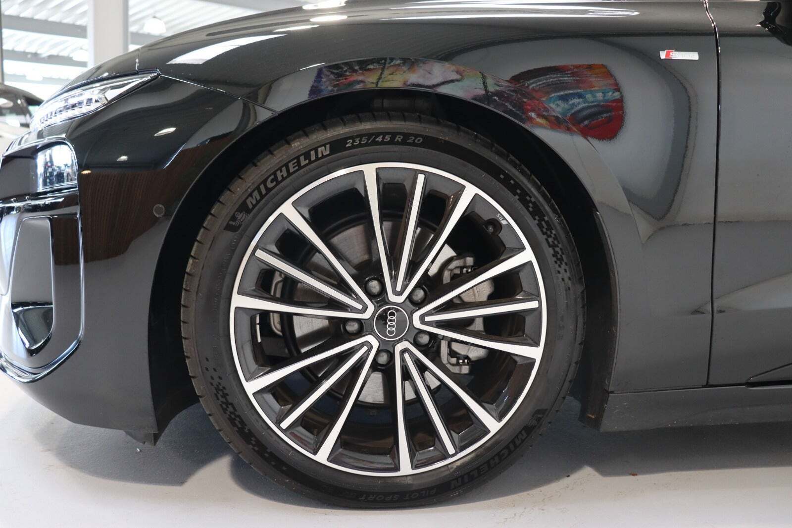 Sort Audi A6 e-tron fra 2025 set udefra