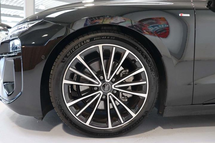 Sort Audi A6 e-tron fra 2025 set udefra