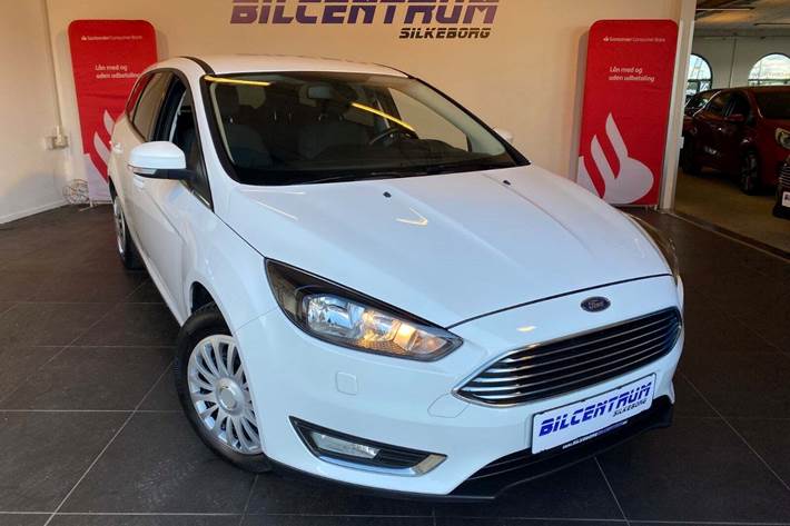 Hvid Ford Focus fra 2015 set udefra