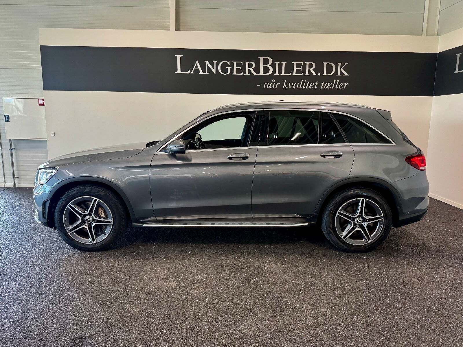 Grå Mercedes GLC220 d fra 2020