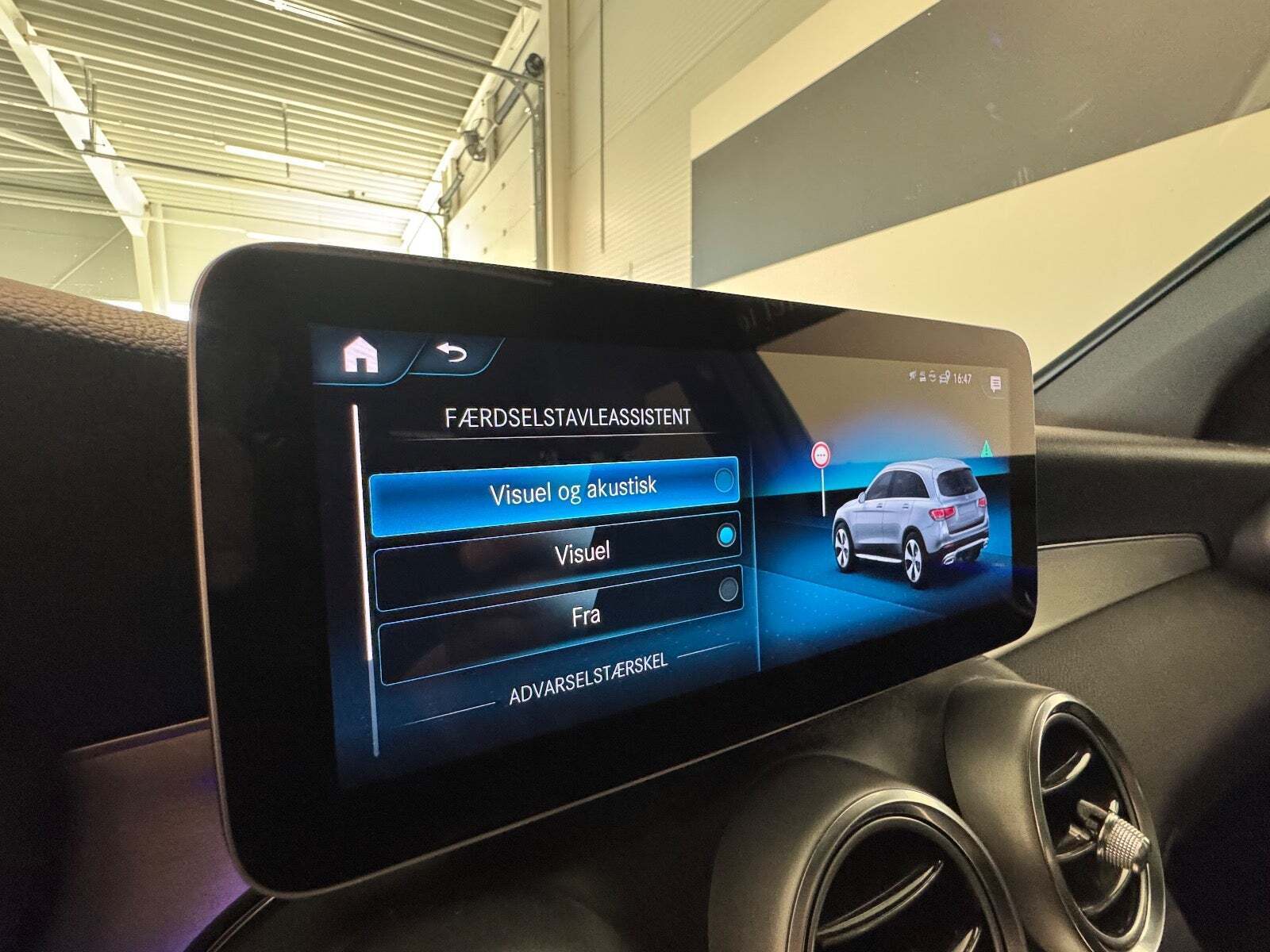 Grå Mercedes GLC220 d fra 2020