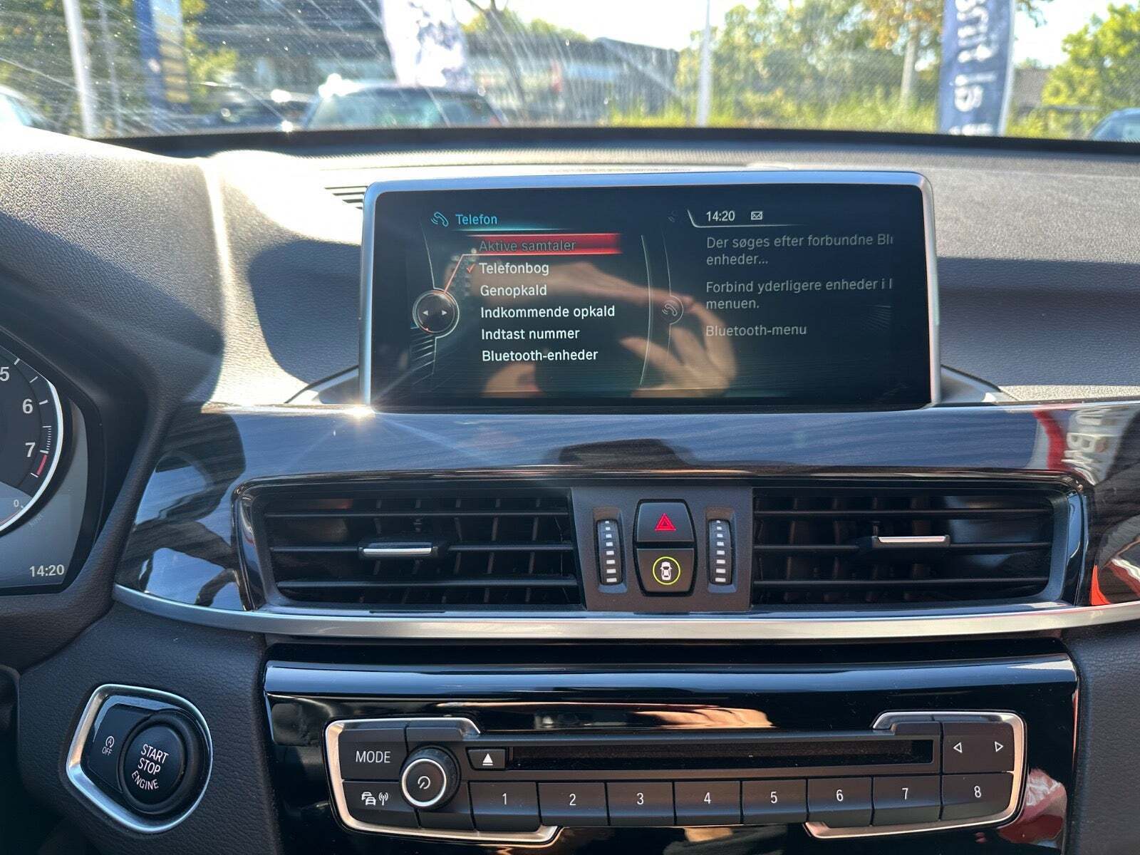 Grå BMW X1 fra 2015 set indefra