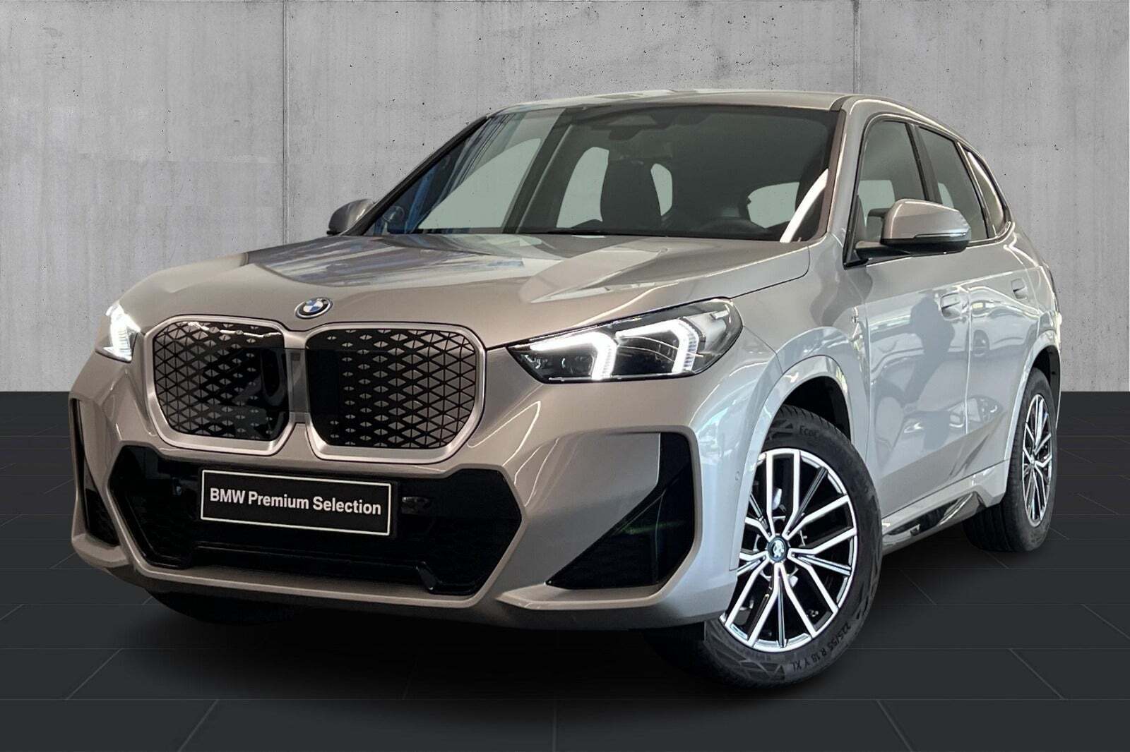 Orange BMW iX1 fra 2025 set udefra