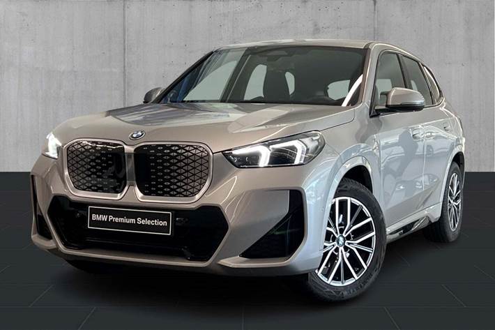 Orange BMW iX1 fra 2025 set udefra