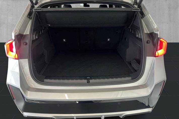 Orange BMW iX1 fra 2025