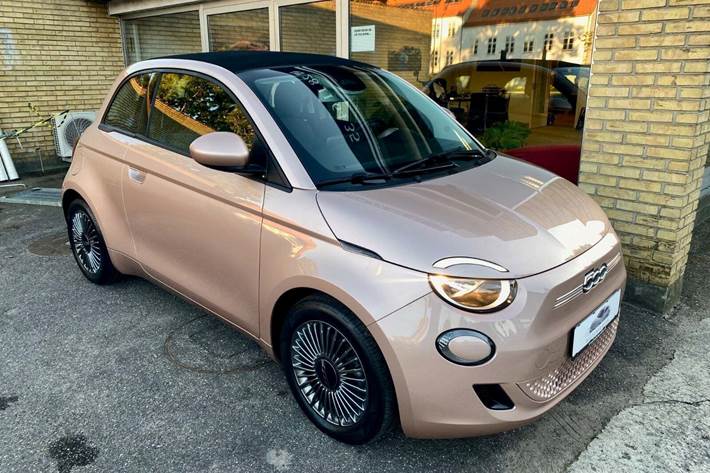 Grå Fiat 500e fra 2022 set udefra