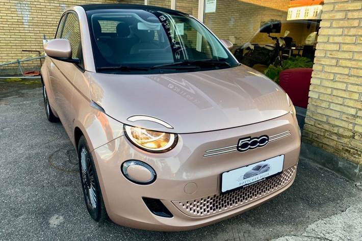 Grå Fiat 500e fra 2022