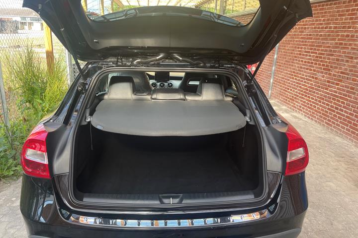 Sort Mercedes GLA fra 2016