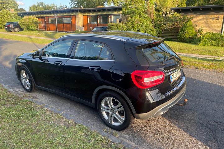 Sort Mercedes GLA fra 2016