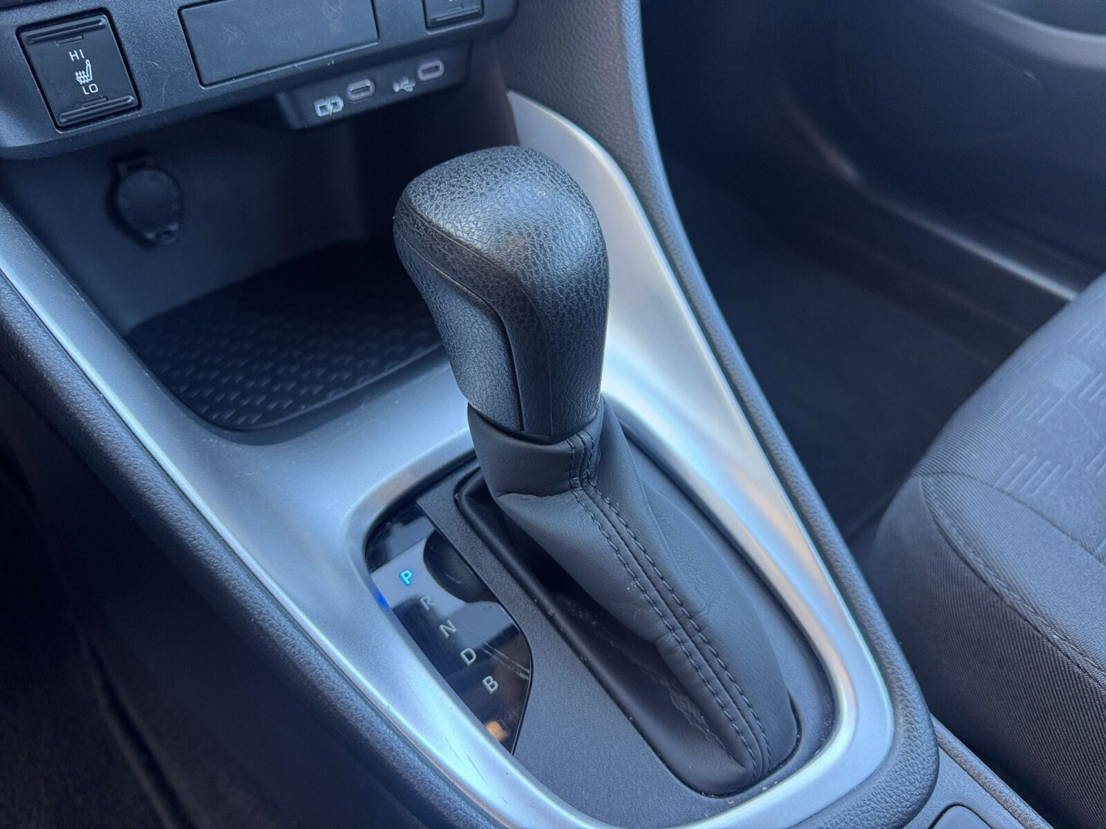 Sort Toyota Yaris fra 2024