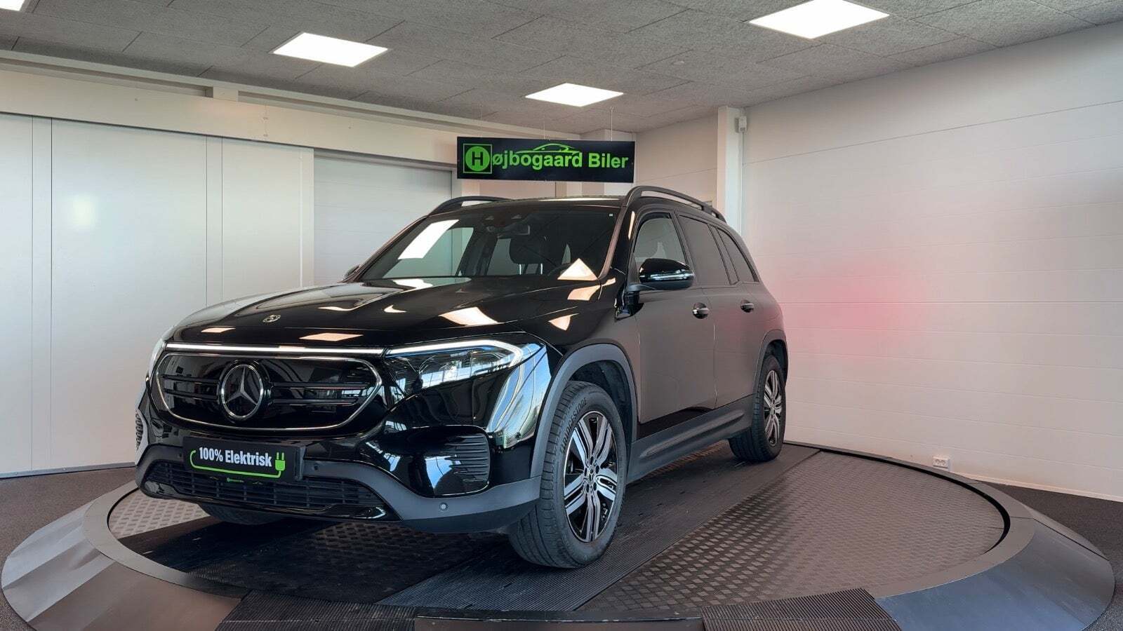 Sort Mercedes EQB300 fra 2022 set udefra