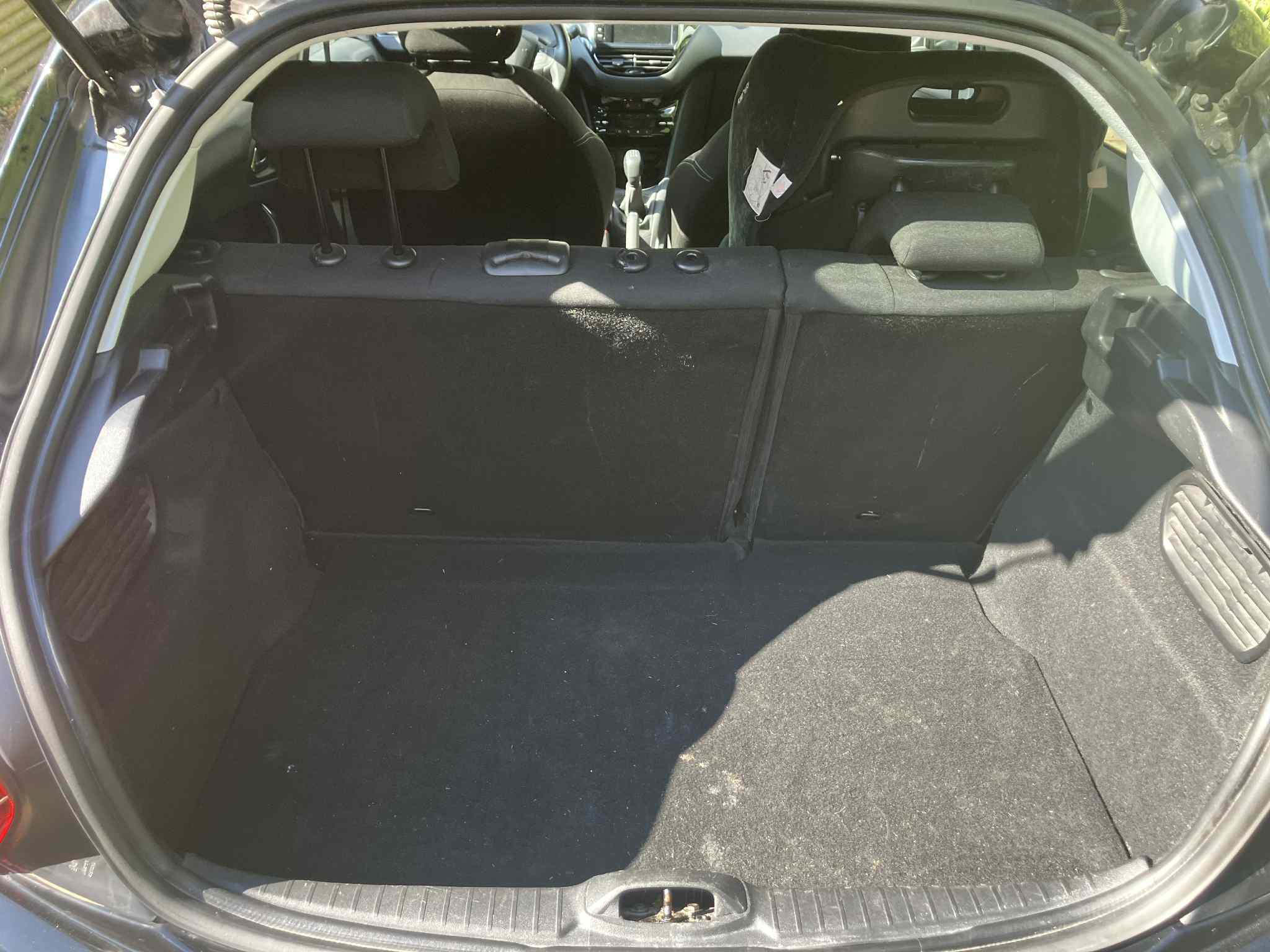 Sort Peugeot 208 fra 2017