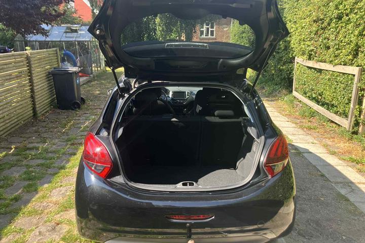 Sort Peugeot 208 fra 2017