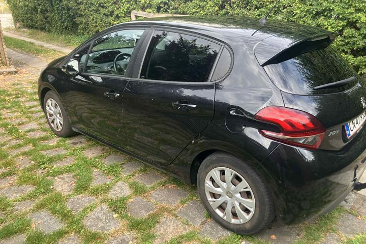 Sort Peugeot 208 fra 2017