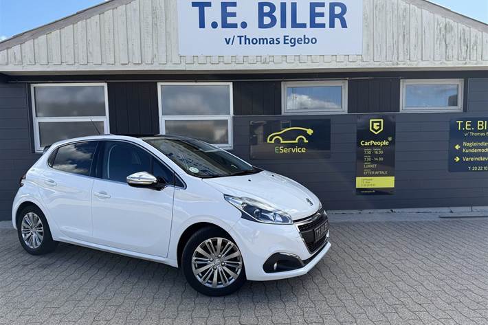 Hvid Peugeot 208 fra 2019 set udefra