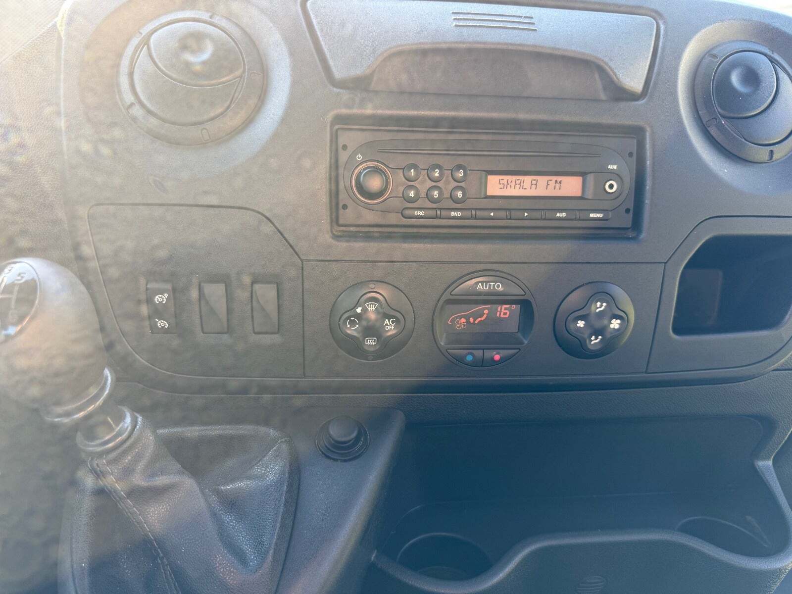 Hvid Renault Master III T35 fra 2011 set indefra