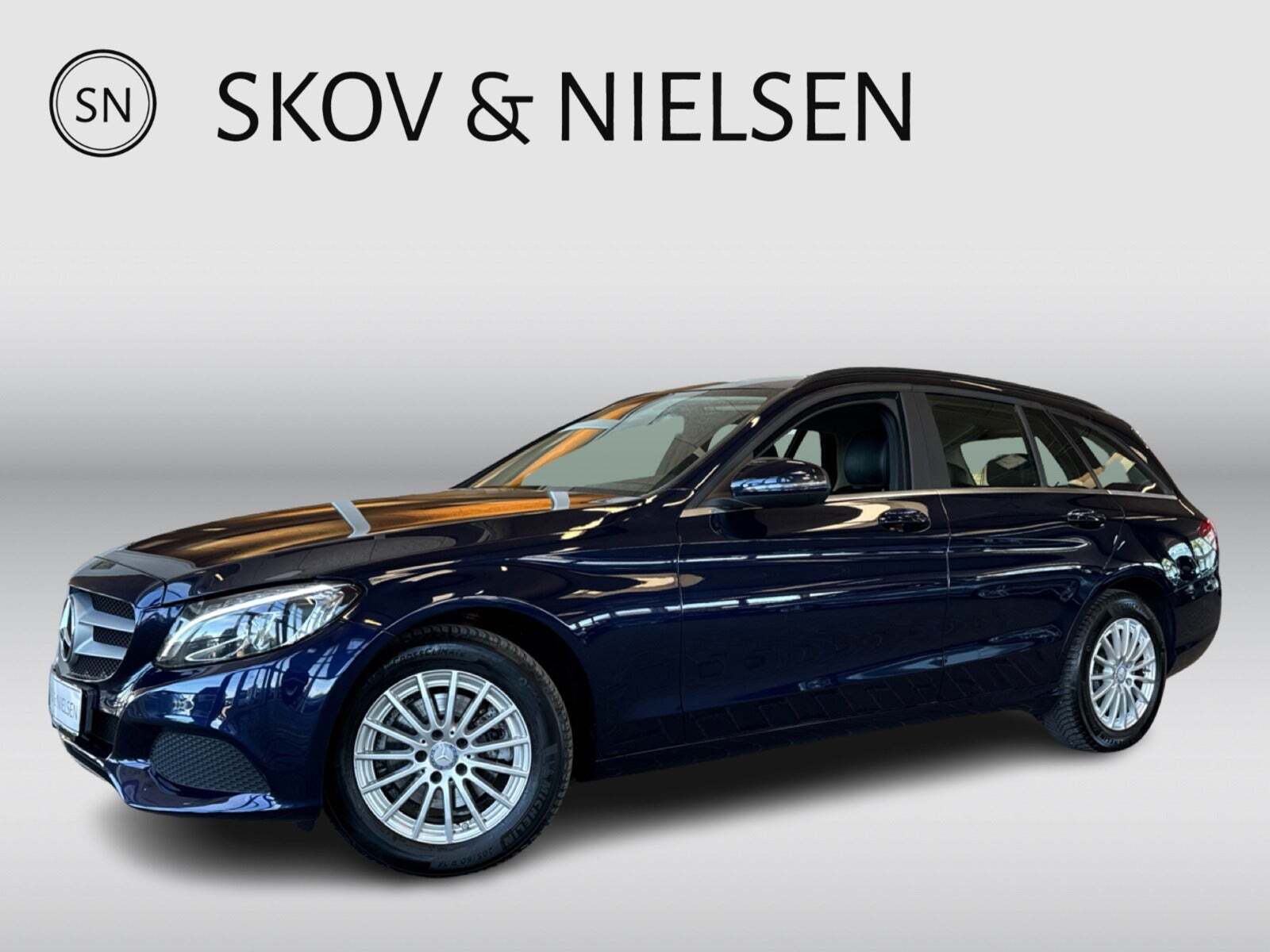 Blå Mercedes C200 fra 2016 set udefra