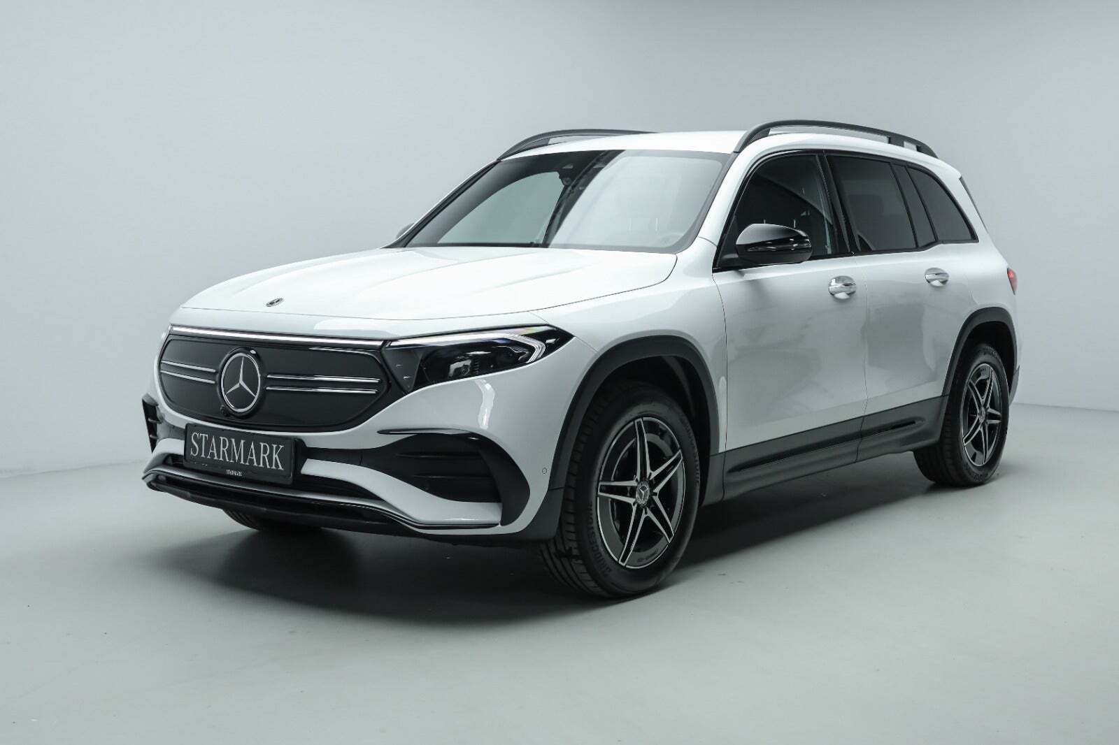 Hvid Mercedes EQB350 fra 2023 set udefra