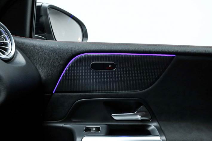 Hvid Mercedes EQB350 fra 2023