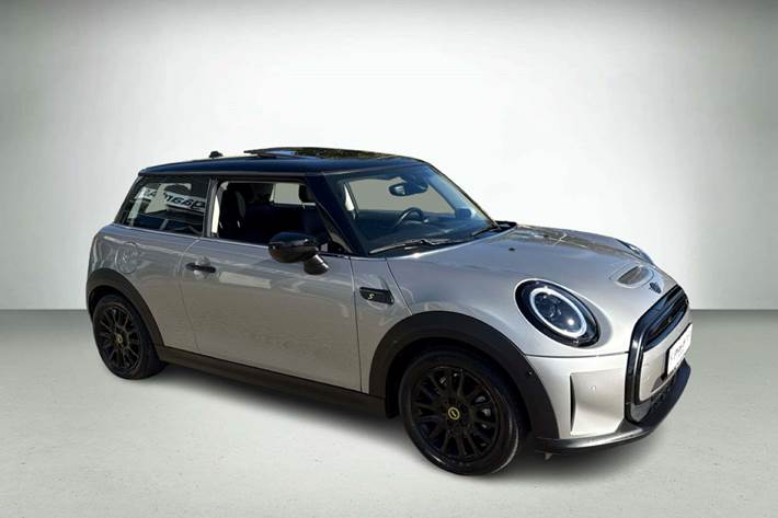 Sølv Mini Cooper SE fra 2023 set udefra