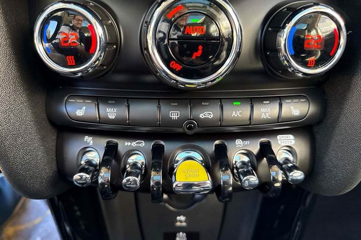 Sølv Mini Cooper SE fra 2023