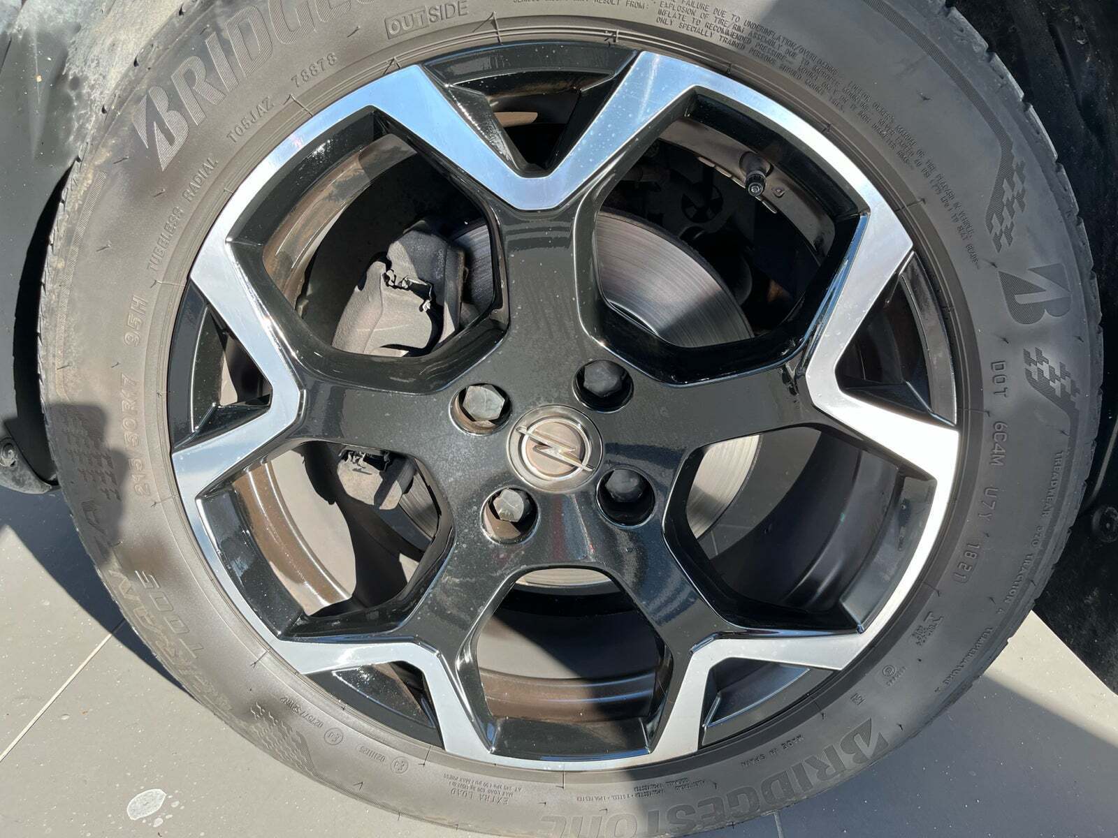 Grå Opel Crossland fra 2021