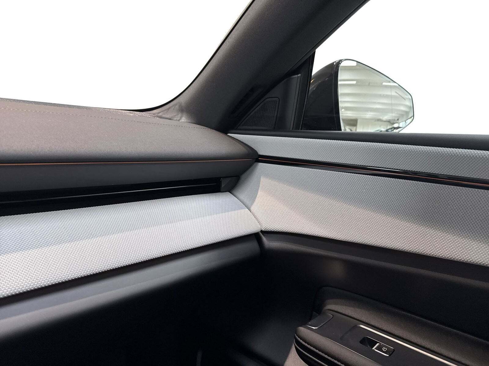 Sort Polestar 4 fra 2025