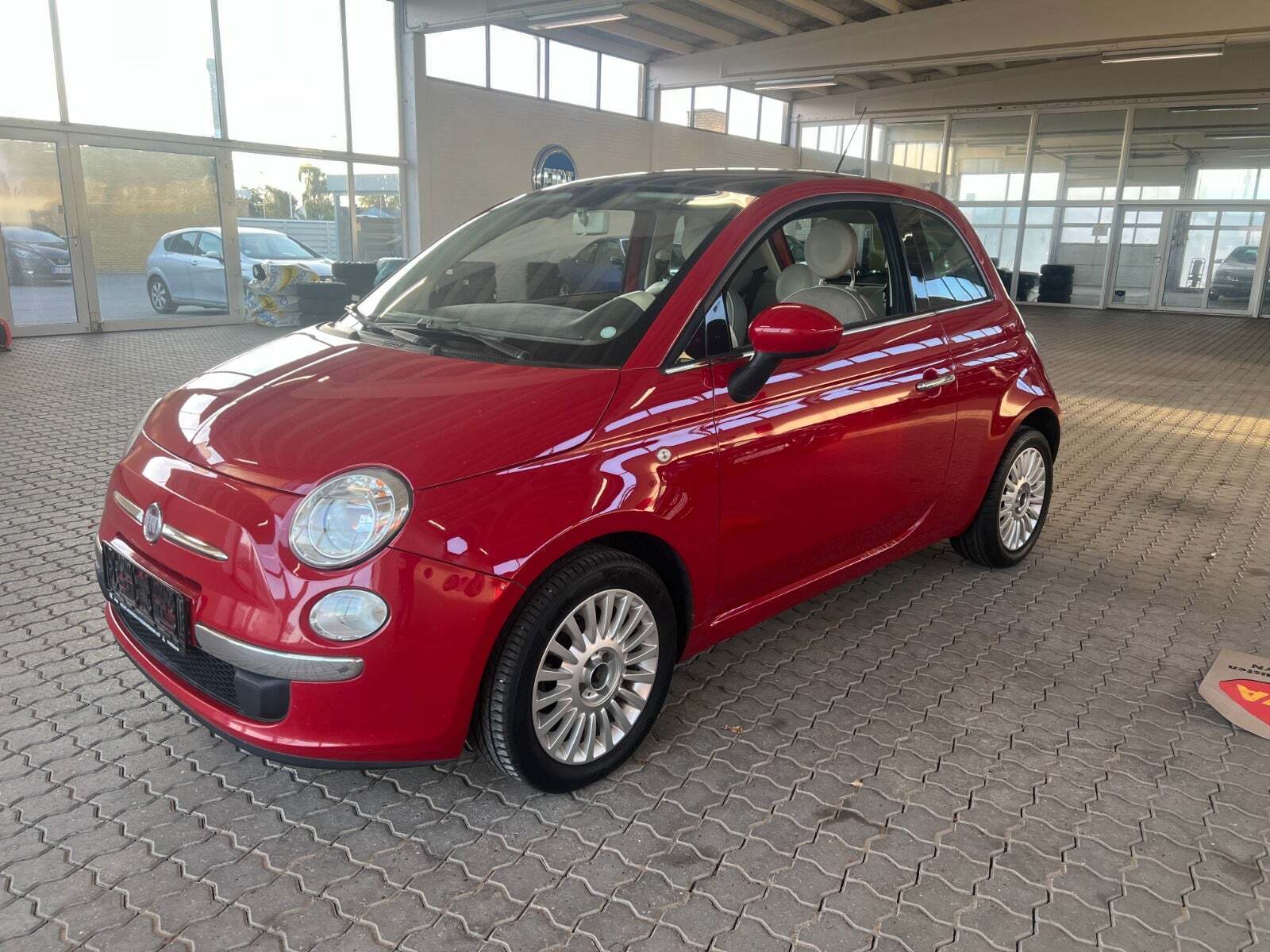 Rød Fiat 500 fra 2011 set udefra