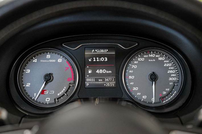 Grå Audi S3 fra 2015