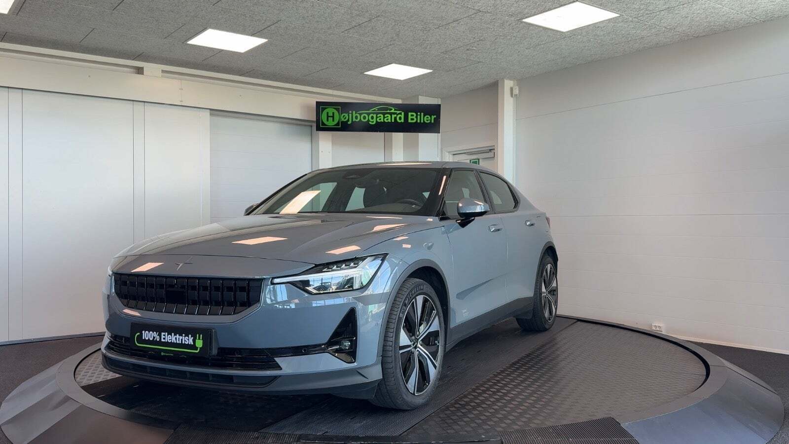 Grå Polestar 2 fra 2022 set udefra