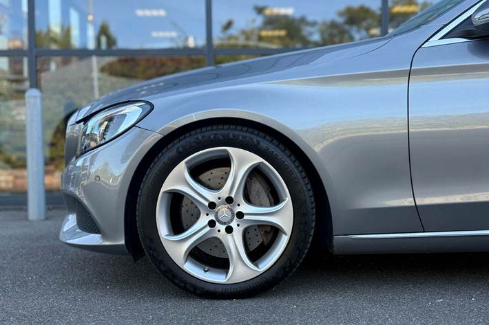 Grå Mercedes C350 e fra 2016 set udefra