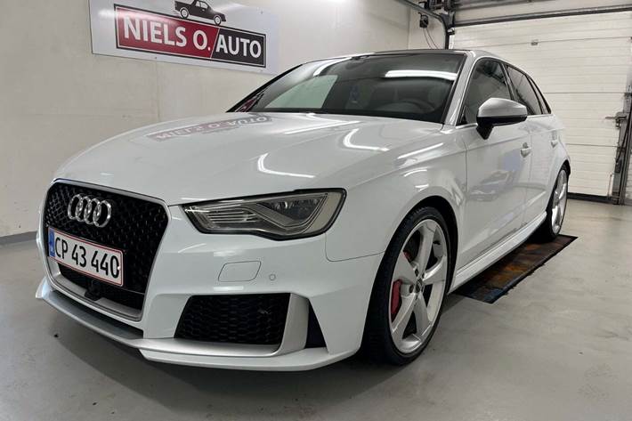 Hvid Audi RS3 fra 2016 set udefra