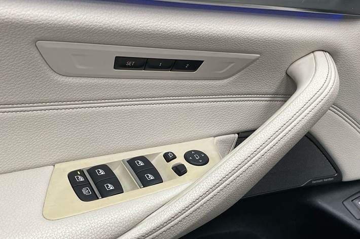 Sort BMW M550i fra 2018 set indefra