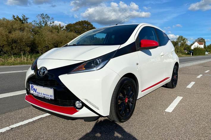Hvid Toyota Aygo fra 2017 set udefra