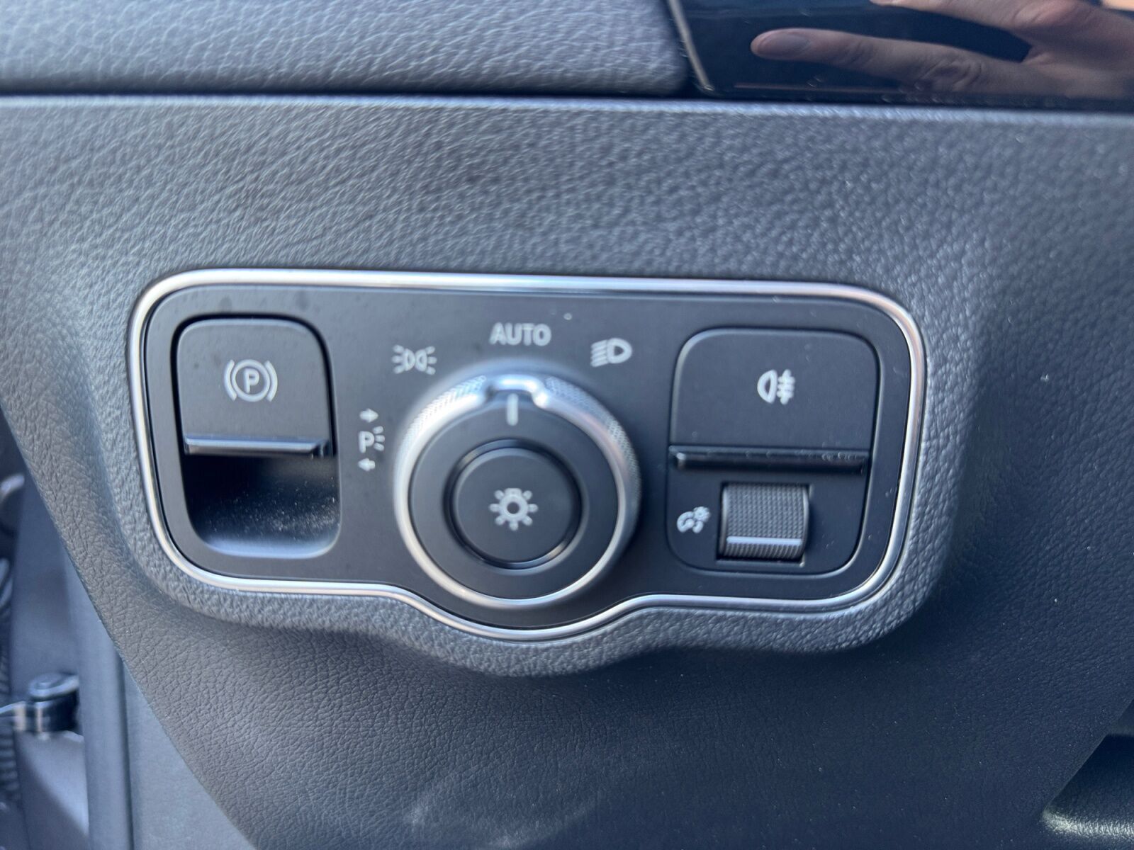 Grå Mercedes EQA 300 fra 2024