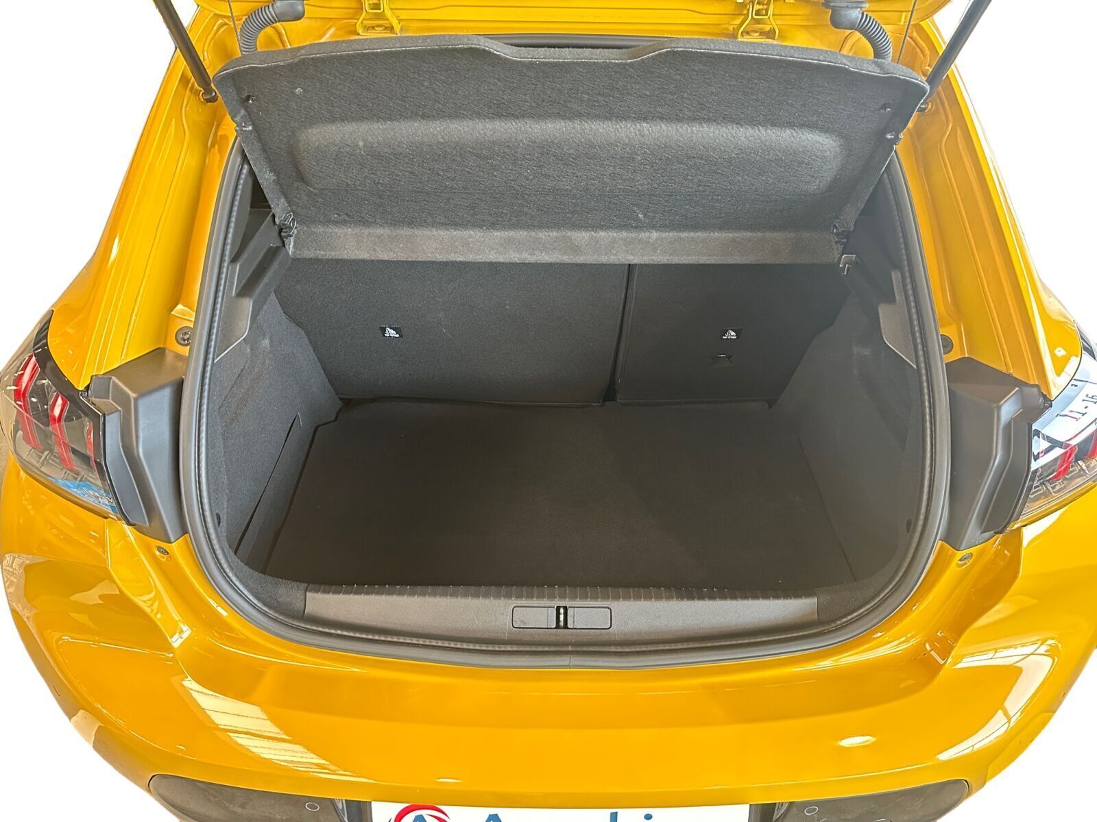 Gul Peugeot e-208 fra 2021