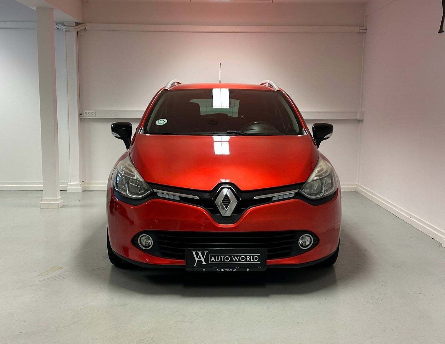 Rød Renault Clio IV fra 2015