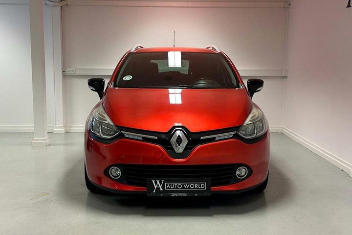 Rød Renault Clio IV fra 2015