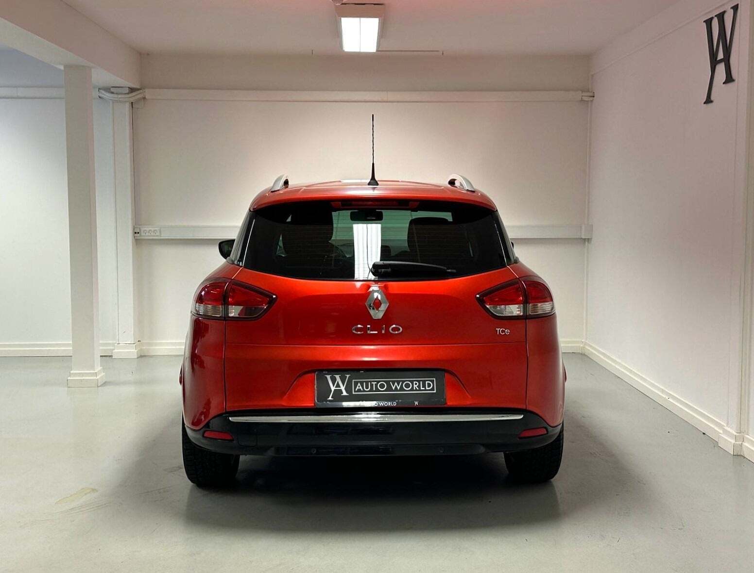 Rød Renault Clio IV fra 2015
