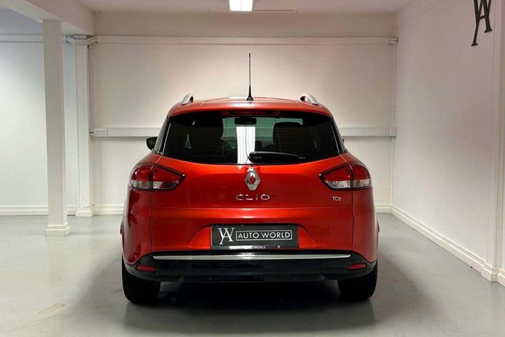 Rød Renault Clio IV fra 2015